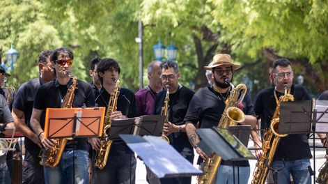 El VI Mendoza Sax Fest se despidió con una actuación callejera en el corazón de la Ciudad de Mendoza