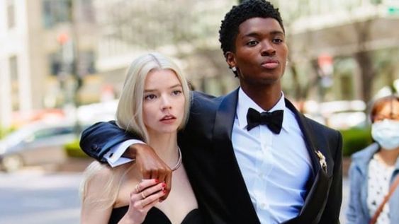 Anya Taylor-Joy, protagonista de “Gambito de Dama”, paseó por Nueva York con un misterioso acompañante