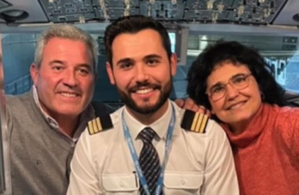 Era la primera vez que Jacas pilotaba un avión con sus padres a bordo, quienes ocupaban dos asientos en la primera fila de la aeronave. Gentileza: 20 minutos.