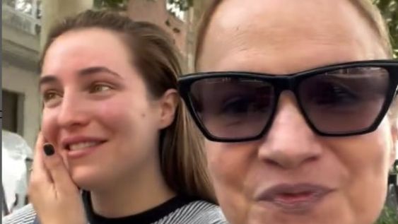 La cantante de Pimpinela, en Madrid, junto a su hija.