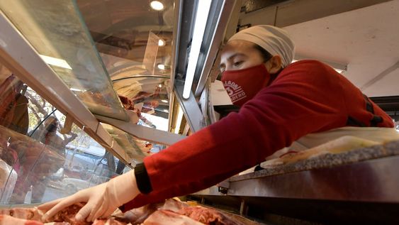 Mendoza 23 de junio de 2021  EconómicoSe prohíbe la exportación de asado con o sin hueso, falda, matambre, tapa de asado, cuadrada, paleta y vacío.Carnicerías de Mendoza ya adecuaron los precios Foto Orlando Pelichotti / Los Andes