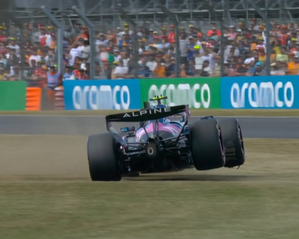 Colapinto y su Alpine sufrió un fuerte despiste en la zona de curvas en Silverstone.