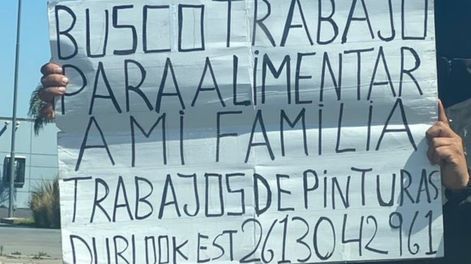 Los Andes | Sebastián hizo un cartel para pedir trabajo en uno de los lugares más concurridos de Godoy Cruz.