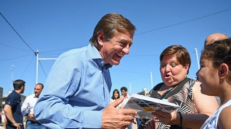 Los Andes | El gobernador Rodolfo Suárez entrega viviendas a vecinos y vecinas de un barrio iniciado por la Tupac Amaru que supo liderar la kirchnerista Nélida Rojas.