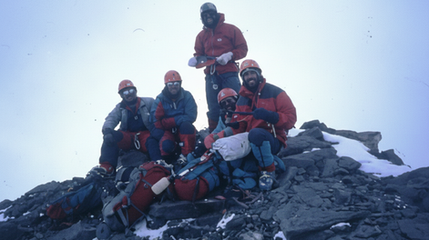 Alejandro Randis, Miguel Sánchez, Daniel Rodríguez y Domingo Álvarez haciendo cumbre en el Aconcagua el 23 de febrero de 1986 por la Pared Sur.
