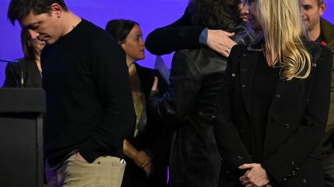 El presidente Javier Milei reconoció la derrota electoral en la provincia de Buenos Aires por más de 10 puntos contra el peronismo. Estuvo acompañado de los principales referentes, entre ellos Karina Milei y Santiago Caputo.