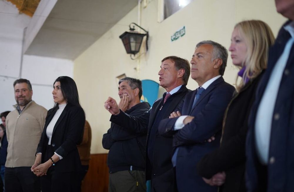 El gobernador de Mendoza, Rodolfo Suárez acompañado de Alfredo Cornejo y Hebe Casado anunciaron la tercera edición del Programa Recuperagro.