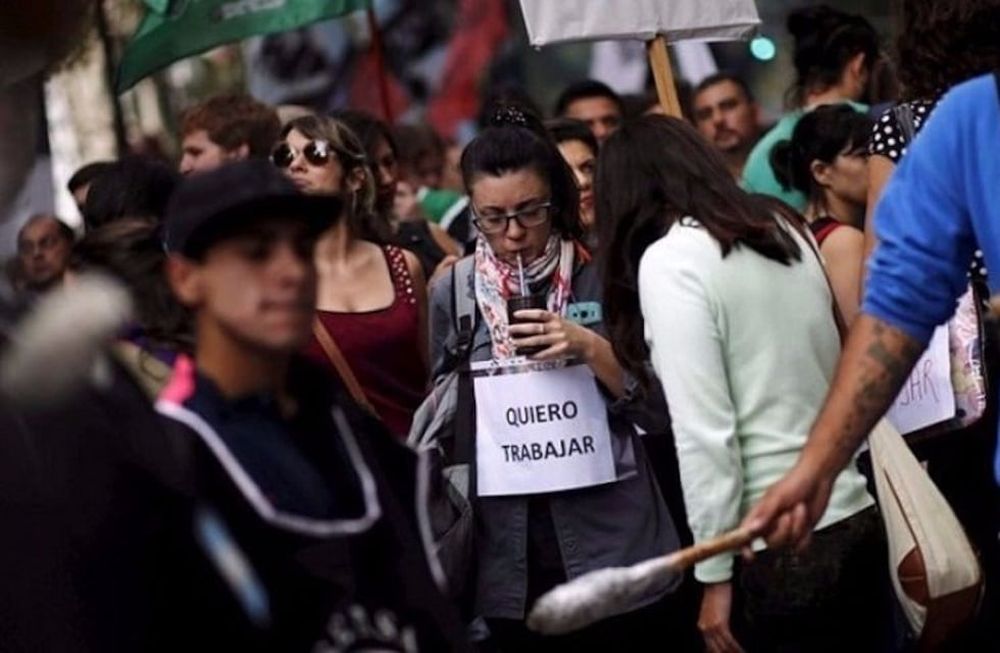 El empleo volvió a caer en marzo y se esperan números similares en abril. La recesión golpea la economía y ya son más de 100 mil los desocupados en los últimos meses.