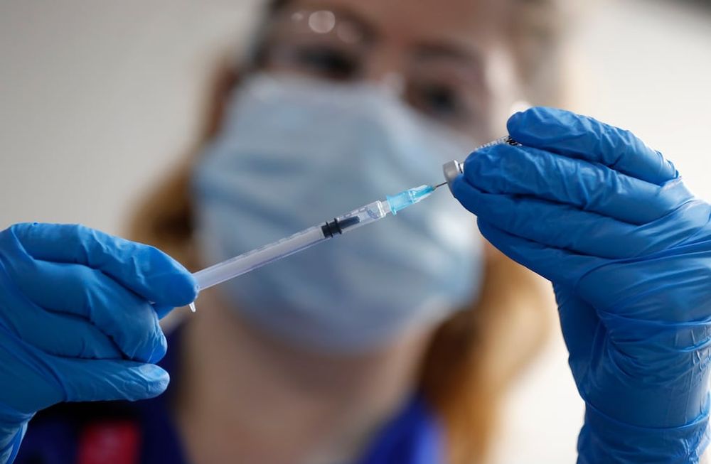 Una enfermera debió ser hospitalizada por una reacción alérgica a la vacuna de Pfizer - Imagen ilustrativa - AP