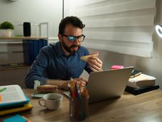 Casi la mitad de los trabajadores (41,5%) almuerza en su escritorio o puesto de trabajo. Casi la mitad de los trabajadores (41,5%) almuerza en su escritorio o puesto de trabajo.