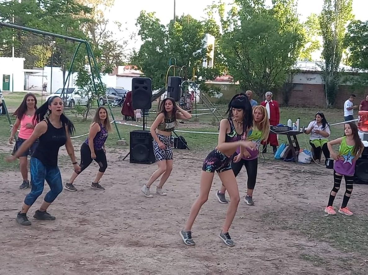 Las clases de Zumba fueron uno de los atractivos de la jornada, en el evento organizado para colaborar con el merendero Manitos Unidas. Foto: Prensa Ministerio de Seguridad