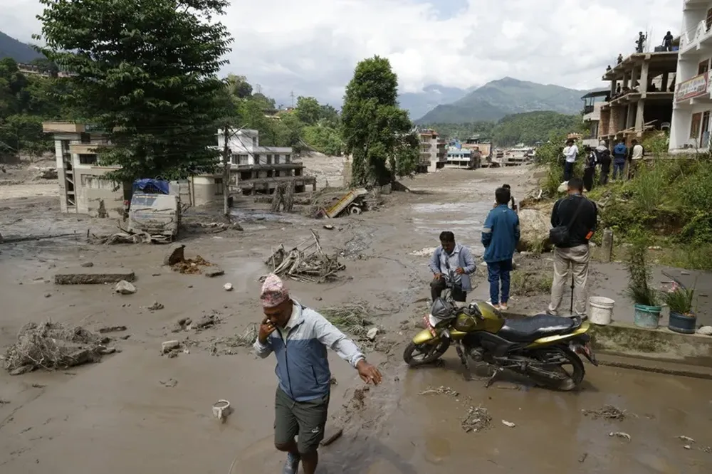 Nepal busca a decenas de desaparecidos tras una violenta riada llegada del Tíbet.