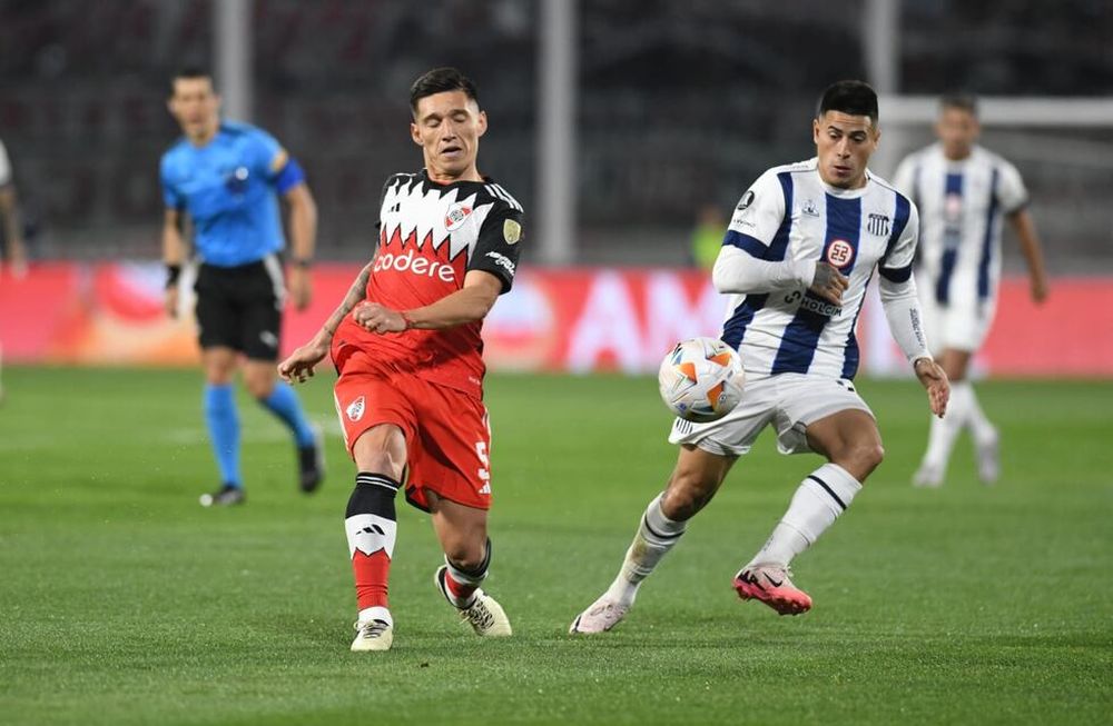Talleres y River, en el duelo de ida por los octavos de final de la Libertadores, en el Kempes. / Gentileza.