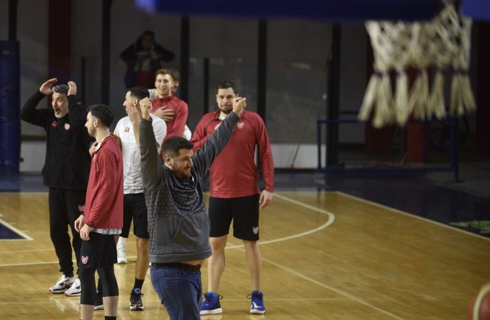 El presidente de Instituto, Juan Manuel Cavagliatto participó del concurso de triples de la mitad de cancha con el plantel y convirtió. (Ramiro Pereyra / La Voz)