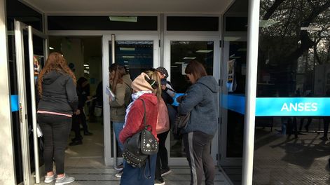 Buenas noticias para jubilados: quiénes cobran bono de hasta $15.000 esta semana, revisá con tu DNI - Foto: Orlando Pelichotti / Los Andes