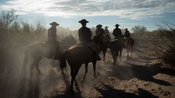Quinta Edición, Cabalgata en Semana Santa Uniendo Capillas en el desierto de Lavalle.Organizada por la Agrupación Gaucha Algarrobo Histórico salen desde Villa Tulumaya y llegan a Capilla de Lagunas del Rosario pasando por la capilla de Asunción y capilla de San José. La cabalgata dura cuatro días y se recorren unos 100 km por el desierto del departamento de Lavalle.Foto: Ignacio Blanco / Los Andes