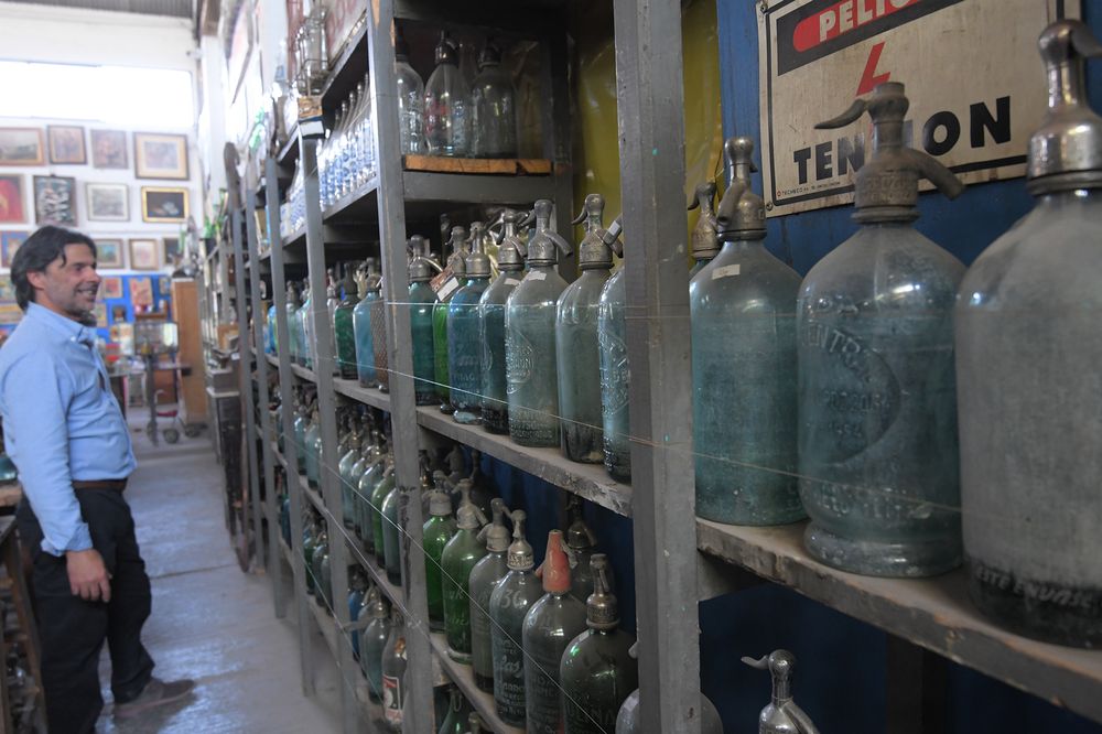 Hernan Lahun del Museo de Antigüedades ubicado en el carril Rodríguez Peña de Godoy Cruz que tiene más de 10 mil objetos antiguos de todo tipo. 