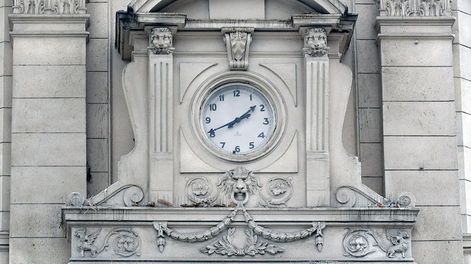 Los Andes | Imponente reloj del ex Banco Español del Río de la Plata (data de 1907), actualmente edificio central del Banco Galicia. Foto: Orlando Pelichotti