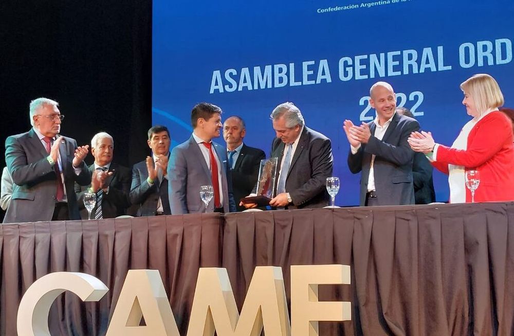 El Presidente habló antes pequeños y medianos empresarios.