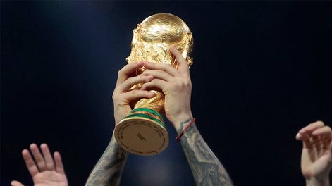 Los Andes | GR7042. LUSAIL (CATAR), 18/12/2022.- Fotografía del trofeo de la Copa del Mundo levantado por un jugador de Argentina hoy, en la final del Mundial de Fútbol Qatar 2022 entre Argentina y Francia en el estadio de Lusail (Catar). EFE/ Juan Ignacio Roncoroni