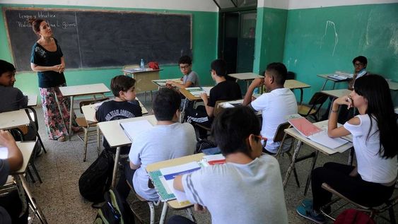 cambio en las escuelas: el gobierno elimino por decreto dos materias obligatorias