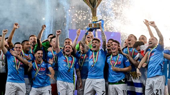 Un jugador del Napoli demandaría al club por burlarse de él en las redes sociales.