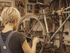Krista Richard llevá más de 14 años arreglando bicicletas para los niños del barrio. Krista Richard llevá más de 14 años arreglando bicicletas para los niños del barrio.