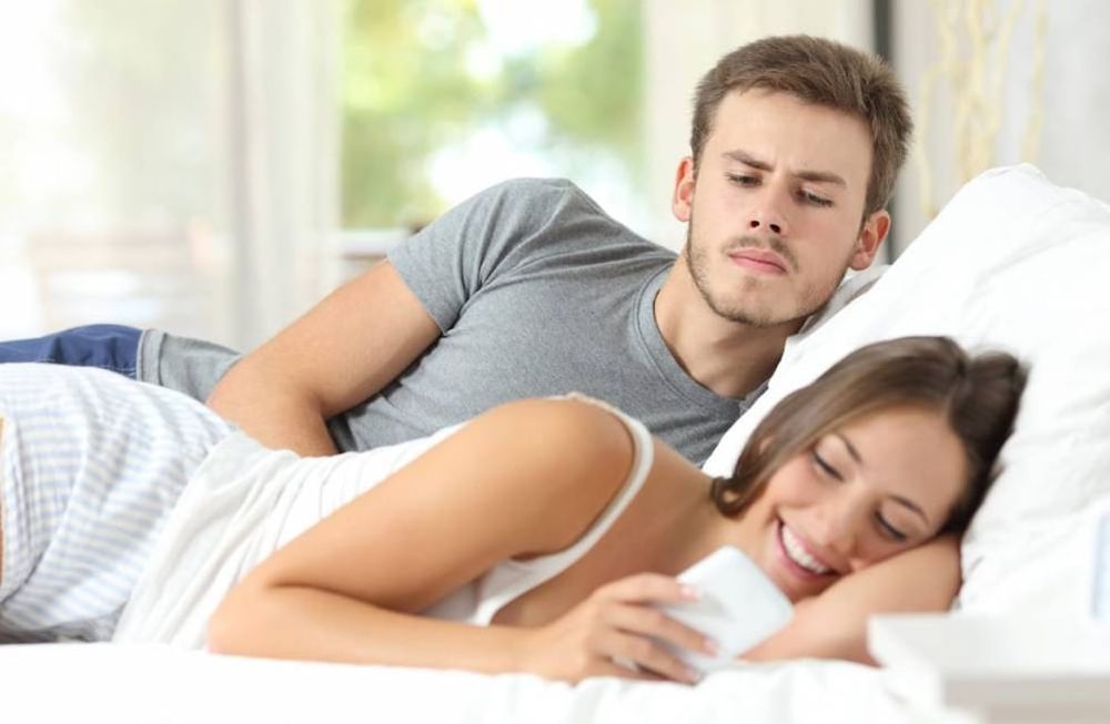 Espiar el Facebook, correos y contactos de celular a la pareja es un delito federal