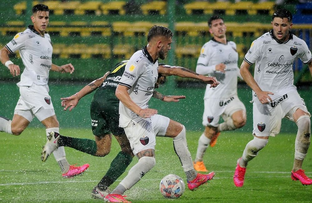 Con mucha agua en el terreno de juego por la lluvia, juegan Defensa y Colón. (Fotobaires)