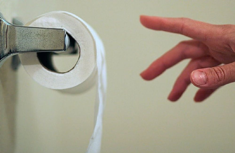 Ahorro inteligente: una máquina entrega papel higiénico por reconocimiento facial