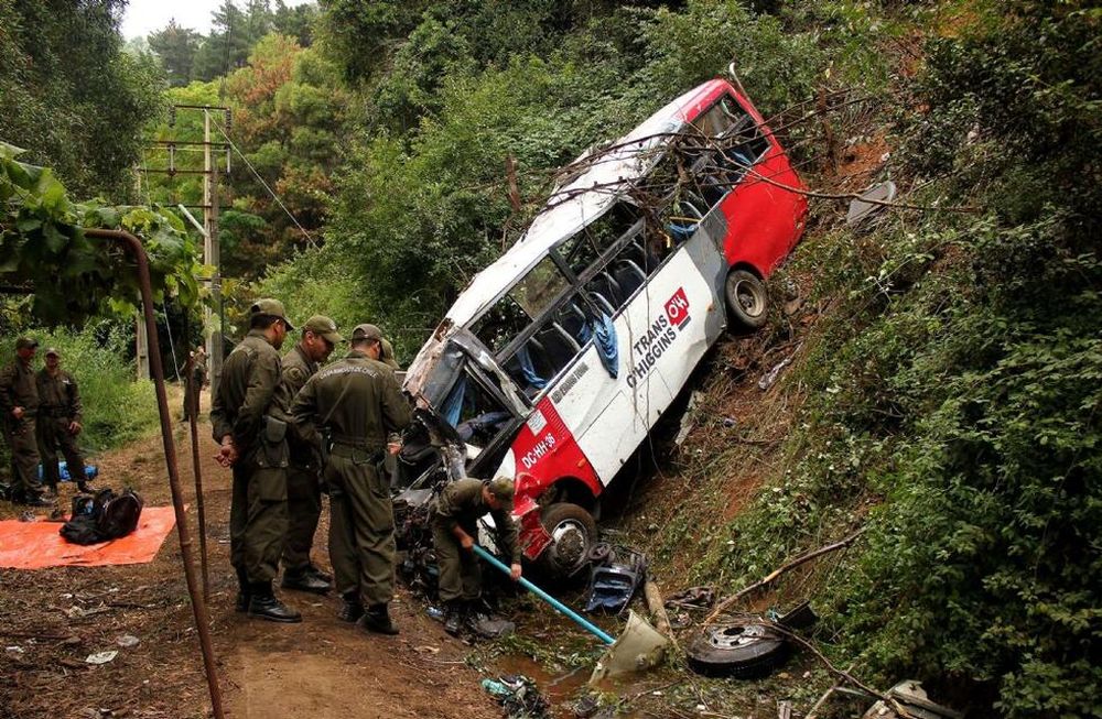 Al menos 16 muertos al desbarrancar un micro en Chile