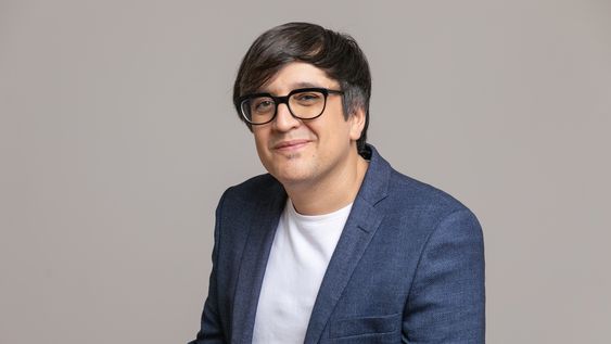 Tomás Balmaceda es doctor en Filosofía, profesor de la Universidad de San Andrés, periodista y cofundador del Grupo GIFT (Inteligencia Artificial, Filosofía y Tecnología). Su trabajo se centra en temas vinculados con la tecnología, la inteligencia artificial, la filosofía de la mente y la psicología del sentido común.