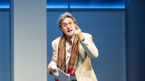 En El jefe del jefe, Peretti es Cristian, el actor que acepta el trabajo y lo toma como si fuera la actuación de su vida.