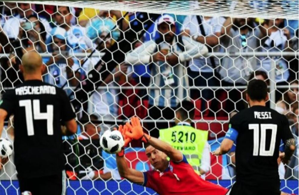 Mirá la publicidad que filmó el heroico arquero islandés que le atajó el penal a Messi