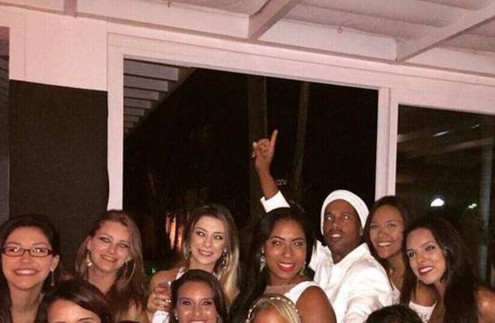 A Ronaldinho nada lo inquieta: pidió unos días más para seguir festejando