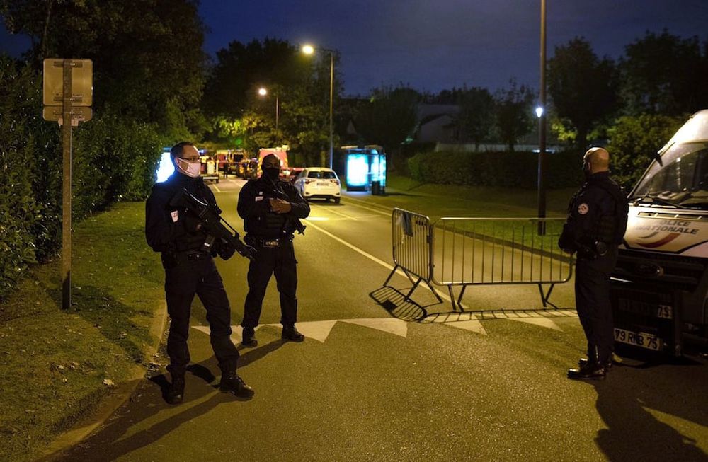Agentes de la policía francesa montan guardia en la calle donde el atacante fue asesinado a tiros por policías después de que decapitara a un hombre