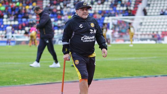 Diego Maradona fue operado con éxito y se espera por su alta