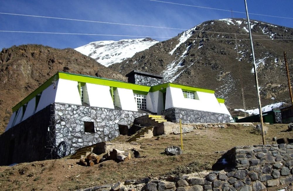 El refugio fue construido en 1969, cuenta con 36 plazas y los andinistas lo usan para prepararse para subir el Aconcagua. Foto: gentileza UNCuyo