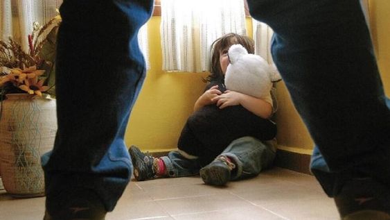 Detuvieron a una niñera y a su novio por violar a una nena de 2 años en el baño