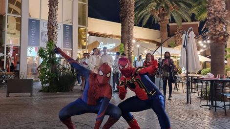 Los Andes | Cientos de mendocinos fueron parte del pre-estreno provincial de la tercera entrega de Spiderman. Algunos hasta llegaron a la sala vestido del superhéroe. En la foto, dos jóvenes disfrazados en Palmares.