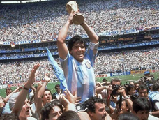 Maradona en andas. La conquista en el Estadio Azteca fue mucho más que un campeonato, porque consagró a un grupo que llegó cuestionado y terminó escribiendo una leyenda.&nbsp;