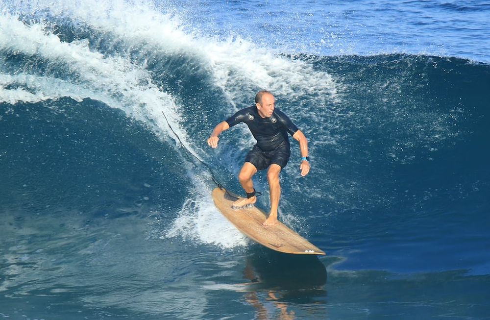 “La vida es muy corta, no la desperdicies, ándate a surfear”, aconseja Fernando, quien sigue surfeando cada día a los 63 años. / Gentileza.