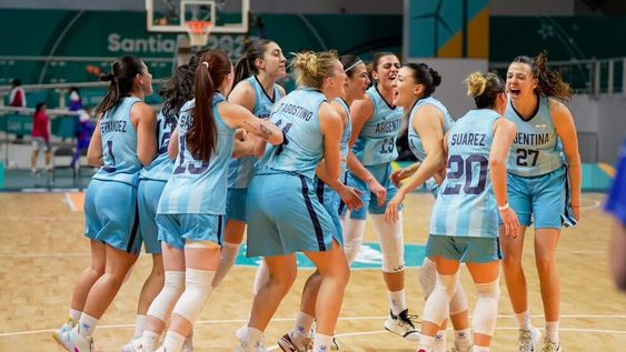 El festejo de la selección argentina femenina que por primera vez en la historia se colgó una medalla en un Juego Panamericano. (@PrensaCOA)