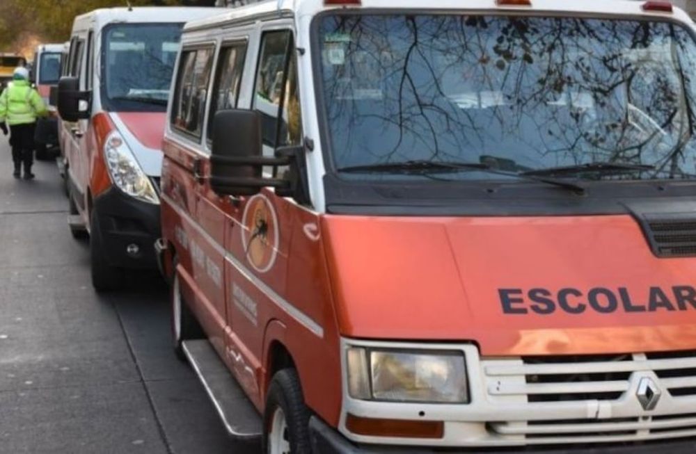 Los transportistas escolares indicaron que deben esperar 3 horas para poder cargar gasoil en la estación de servicio que encuentren este combustible.