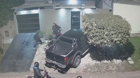 La Plata: Se defendió a las trompadas y evitó que le robaran la moto.