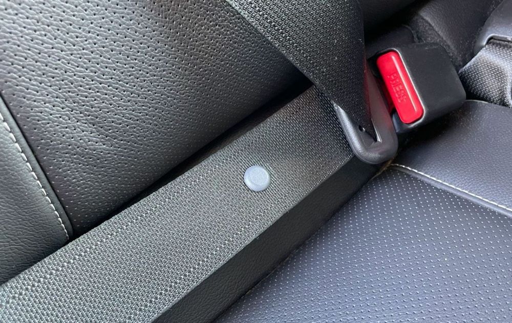 Este simple botón en el cinturón de seguridad permite confirma que la seguridad vial también se construye con piezas mínimas dentro del auto.