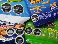 Ley de etiquetado: Argentina debate la posible derogación mientras una investigación chilena muestra impacto positivo de ley similar en reducción de exceso de peso infantil.