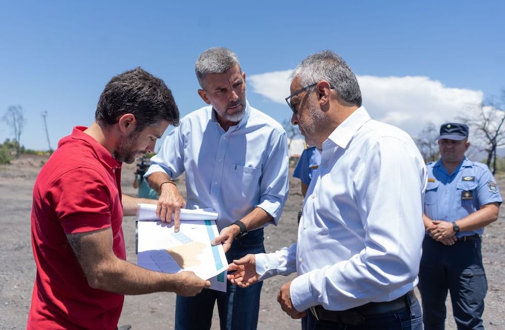 El intendente de Ciudad, Ulpiano Suárez, y el gobernador Alfredo Cornejo en el recorrido de la Playa San Agustín. Foto: Prensa Mendoza