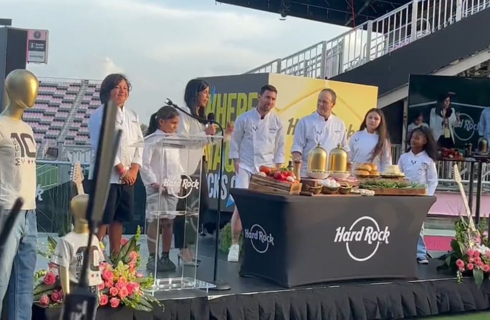 La Pulga se vistió de cocinero para una publicidad y compartió con un grupo de niños que lo ovacionaron.