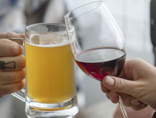 Vino y cerveza: cómo afectan estas bebidas alcohólicas a nuestros intestinos.